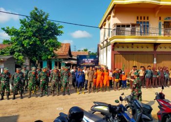 HARI JUANG TNI-AD, KORAMIL 401-04 BERSAMA FORKOPIMCAM BERSIHKAN PASAR BAYUNG LENCIR