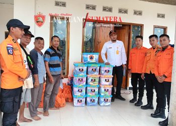 Penyerahan 25 paket Bantuan Logistik Dari BPBD Ogan Ilir Kepada Warga Yang Rumahnya Terendam di Desa Ktm.Sungai Rambutan Kec.Indralaya Utara Kab.Ogan Ilir