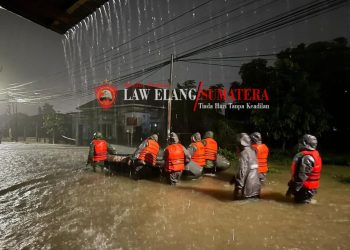 Tim SAR Brimob Polda Sumbar Langsung Turun Bantu Warga Terdampak Banjir di Tunggul Hitam