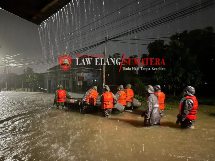 Tim SAR Brimob Polda Sumbar Langsung Turun Bantu Warga Terdampak Banjir di Tunggul Hitam