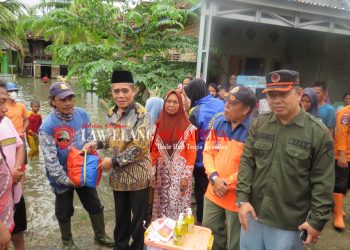Peninjauan dan pemberian bantuan logistik oleh wakil Bupati Ogan Ilir wilayah yang terendam banjir di Desa Srikembang II Kec.payaraman kab.ogan Ilir