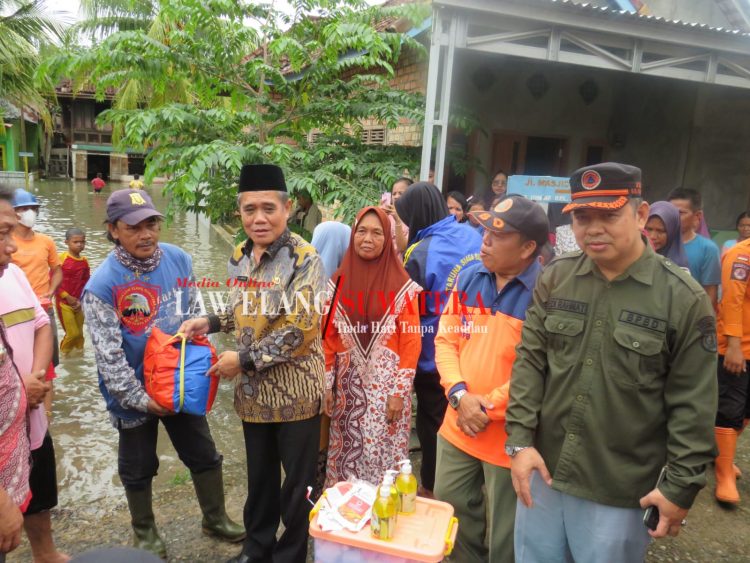 Peninjauan dan pemberian bantuan logistik oleh wakil Bupati Ogan Ilir wilayah yang terendam banjir di Desa Srikembang II Kec.payaraman kab.ogan Ilir