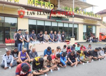 Polres Jakut Grebek Kampung Bahari Puluhan Orang Diamankan