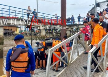 Penemuan Mayat Hanyut di Sungai Mahakam, Polairud Polresta Samarinda Lakukan Evakuasi.