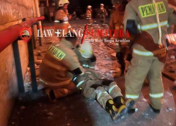 SiJago Merah Hanguskan Gedung Lazada, Dan Petugas Damkar Terjatuh Dari Tembok