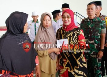 Plt Bupati Labuhanbatu Serahkan Zakat Kepada Masyarakat Rantau Utara