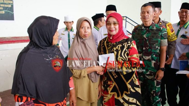 Plt Bupati Labuhanbatu Serahkan Zakat Kepada Masyarakat Rantau Utara