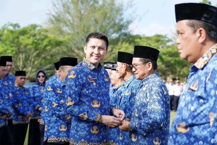 Bupati Ogan ilir Memimpin Apel Gabungan Pemerintah Kabupaten Ogan Ilir Sekaligus Halal Bihalal Idul Fitri 1445H/ 2024M.