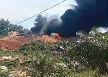 Lagi – Lagi Tempat masakan  minyak ilegal driling refinery kembali terbakar di wilayah hukum Polsek Sanga  Desa Kapolda Sumsel di harap  tindak tegas