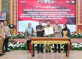 Menghadiri Penandatanganan Naskah Perjanjian Hibah Daerah (NPHD) secara Serentak Untuk Pengamanan Pelaksanaan Penyelenggaraan Pemilihan Gubernur dan Wakil Gubernur Tahun 2024