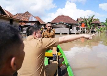 Meninjau langsung kepada masyarakat yang terkena dampak banjir akibat sungai Ogan meluap, yang terdapat di tiga desa di kecamatan muara Kuang yaitu, di Kelurahan Muara Kuang, Desa Tanah Abang Ulu dan Desa Tanah Abang Ilir.