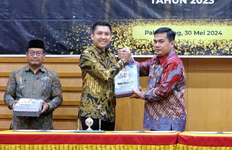 Penyerahan Laporan Hasil Pemeriksaan atas Laporan Keuangan Pemerintah Daerah Tahun 2023 diterima oleh Kabupaten Ogan Ilir, Kota Pagar Alam, kabupaten OKI, dan kabupaten Oku Selatan. Di kantor BPK Perwakilan Provinsi Sumatra Selatan.