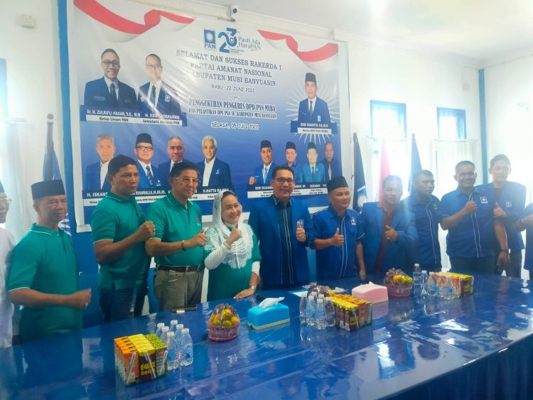Diiringi Ratusan Pendukung Dan Simpatisan, Hj. Lucianty Kembalikan Formulir Di Kantor DPD PAN Muba