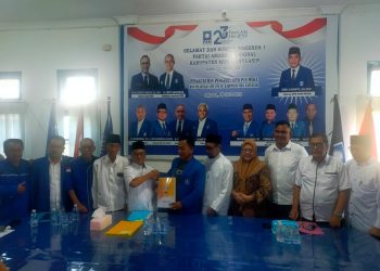 Tim Pemenangan Apriyadi Kompak Berbaju Putih, Datangi Kantor DPD PAN Muba Kembalikan Berkas Balon bupati