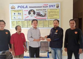 KEPALA DESA MARIBAYA SERAHKAN SENPI RAKITAN KE POLSEK PEDAMARAN TIMUR