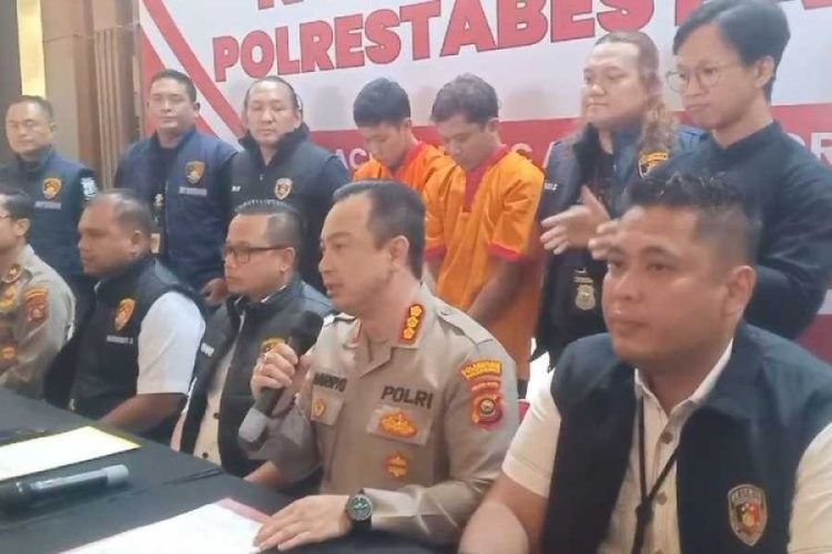 20 HARI BURON, PEMBUNUH KARYAWAN KOPERASI YANG COR JASAD KORBANNYA SERAHKAN DIRI