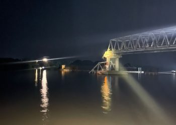 Tongkang batubara tabrak Jembatan Lalan puluhan Sepeda motor jatuh ke sungai lalan