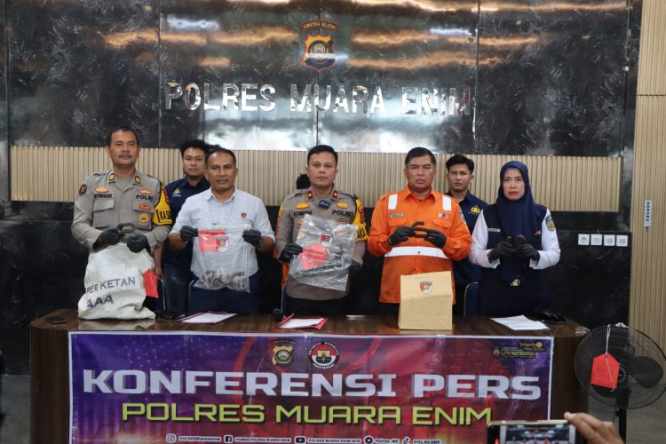 Polres Muara Enim Gelar konferensi Pers Pencurian pendrol rel kereta api milik PT. KAI