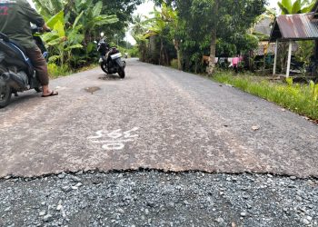 Parah!!! Dinas PUPR dan DPRD OI Turun Kelokasi, Jalan Aspal Tanjung harapan, Di Perbaiki Hanya Di Tampal saja