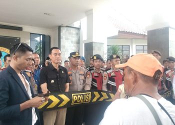Aksi Demo yang Tergabung Aliansi Masyarakat untuk Keadilan Sumsel Desak Bupati untuk Copot Kades Tanjung Batu, Tulung Selapan OKI
