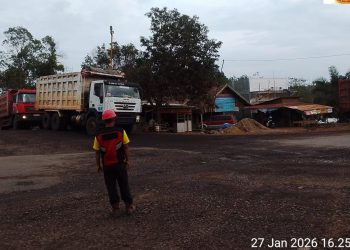 JALAN RAYA PROVINSI PALEMBANG-JAMBI RUSAK PARA AKIBAT MOBIL ANGKUTAN BATU BARA TERUS MELINTASI SP. B80 DESA SINDANG MARGA KEC. BAYUNG LENCIR.