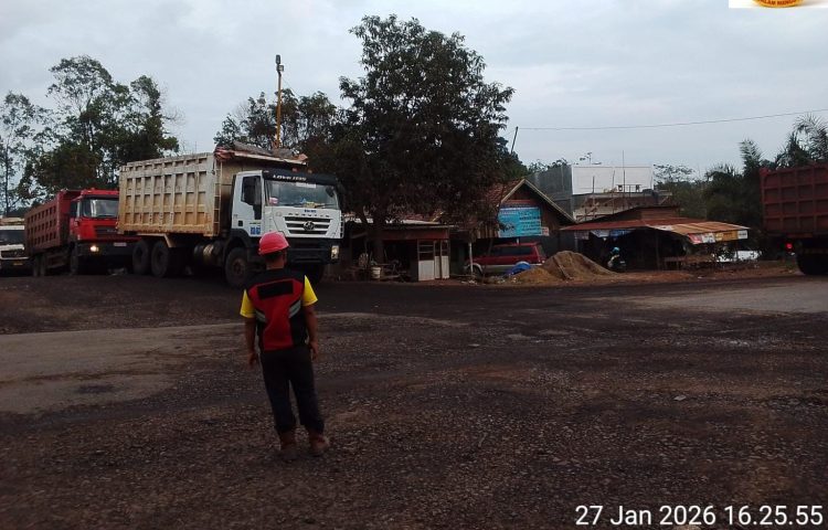 JALAN RAYA PROVINSI PALEMBANG-JAMBI RUSAK PARA AKIBAT MOBIL ANGKUTAN BATU BARA TERUS MELINTASI SP. B80 DESA SINDANG MARGA KEC. BAYUNG LENCIR.