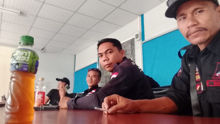 TONI SELAKU PENGURUS SEKALIGUS JUBIR PT CRBC TERKESAN TIDAK HARGAI LSM BRANTAS, ORMAS GRIB JAYA, LBH PETA TINGGALKAN RUANG RAPAT TANPA PAMIT