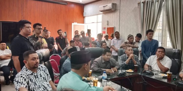 Atasi Abu dan Jalan Rusak di Pematang Cengal, DPRD Langkat Janjikan 1 Km Aspal, EMP Gebang Bantu 200 Truk Sertu