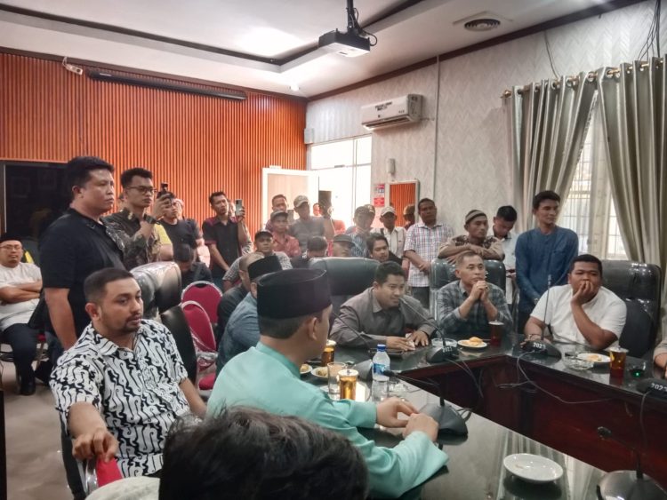 Atasi Abu dan Jalan Rusak di Pematang Cengal, DPRD Langkat Janjikan 1 Km Aspal, EMP Gebang Bantu 200 Truk Sertu